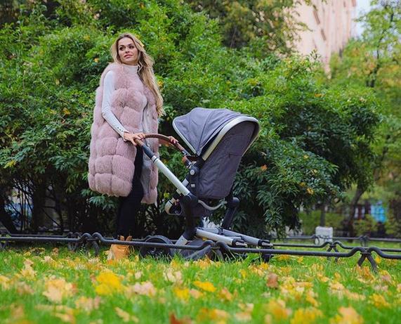 Какую детскую коляску выбрала Анна Хилькевич для дочки Арианны