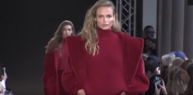Наталья Поли в колекции Max Mara Осень/Зима 2017 года на Неделе моды в Милане (видео)