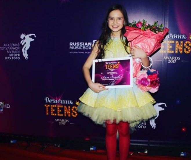 Номинантка Teens Awards 2017 Мария Мирова в платье  Stilnyаshka