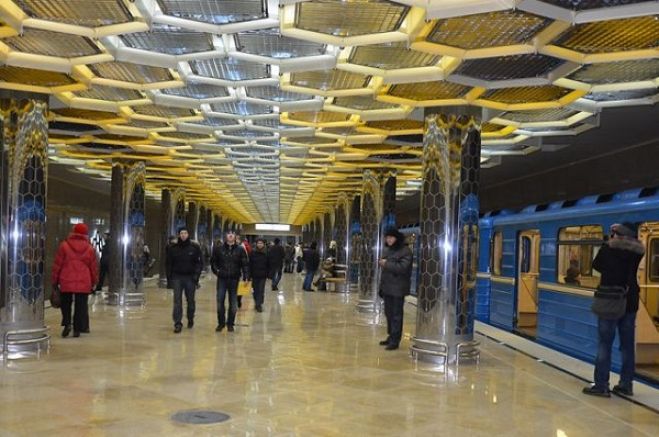 В метро Екатеринбурга можно безналично оплатить поездку банковской картой или смартфоном