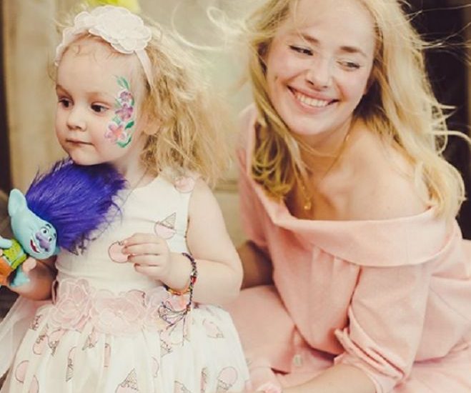 Актриса Зоя Бербер опубликовала новое фото с дочкой