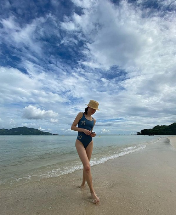 Пляжные фото: Актриса Екатерина Шпица проводит отпуск с мамой на Сейшельских островах