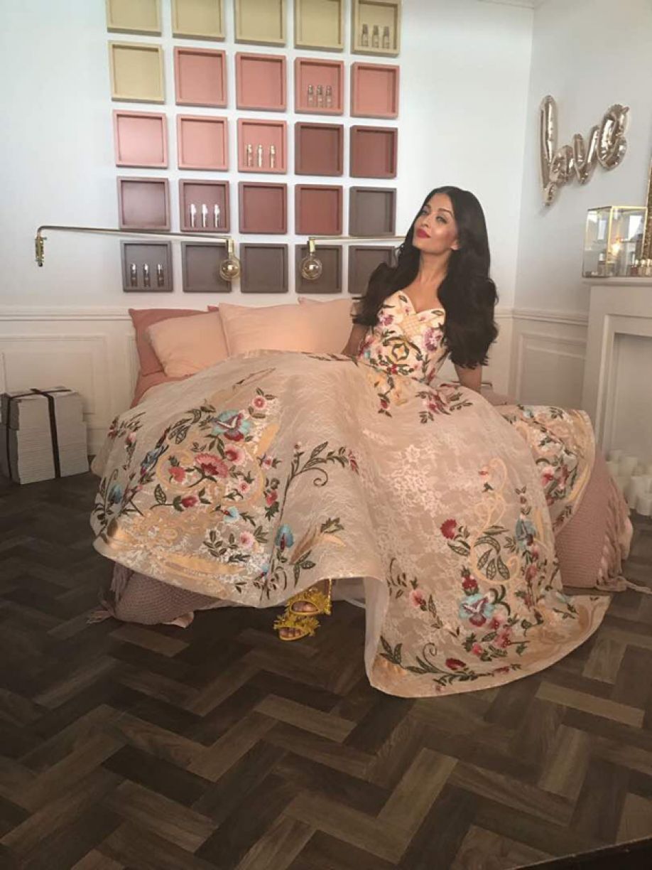 Айшвария Рай в платье с цветочным принтом Канны 2017 года