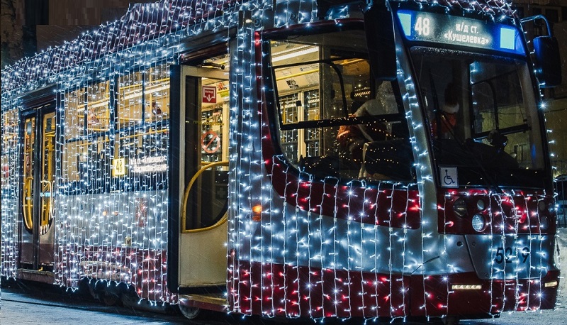 В Петербургском транспорте пассажиры могут встретить Деда мороза и Снегурочку