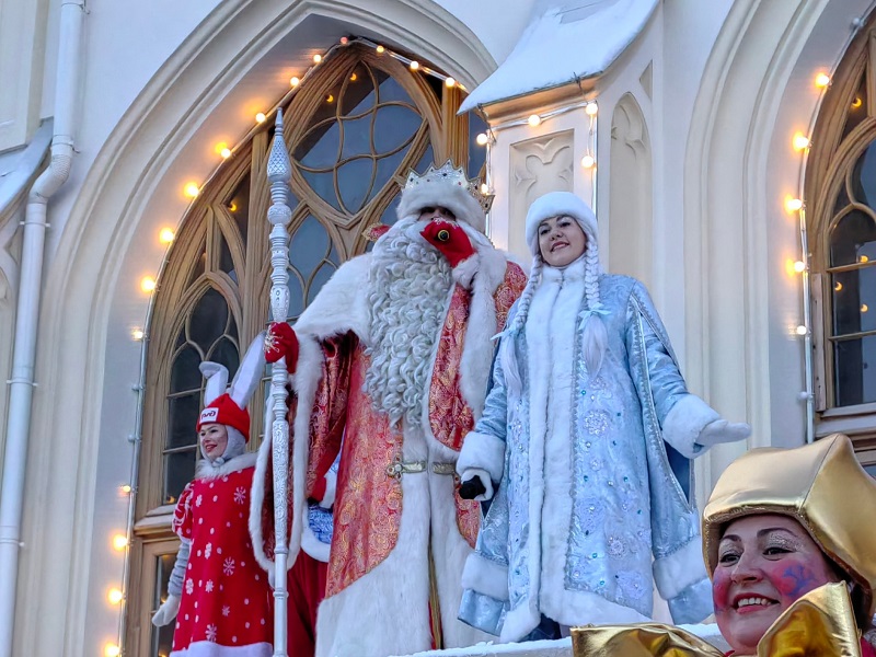 Дед Мороз и Снегурочка прибыли в Санкт-Петербург