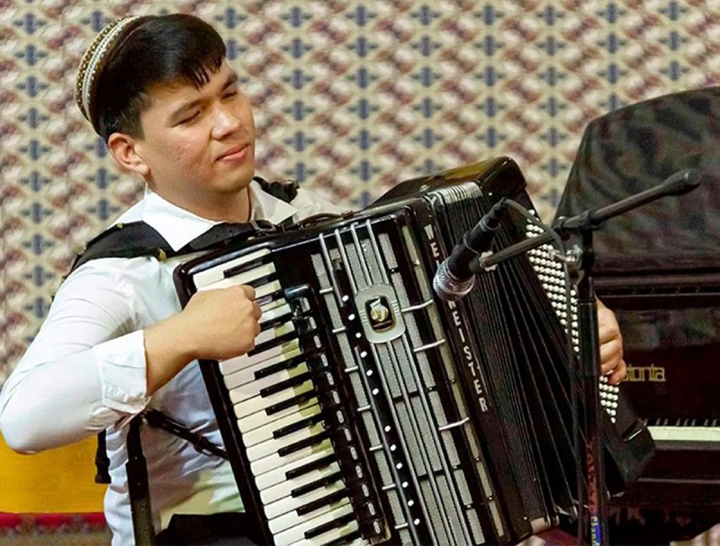 Студент туркменской консерватории победил в конкурсе “Folk-Art”